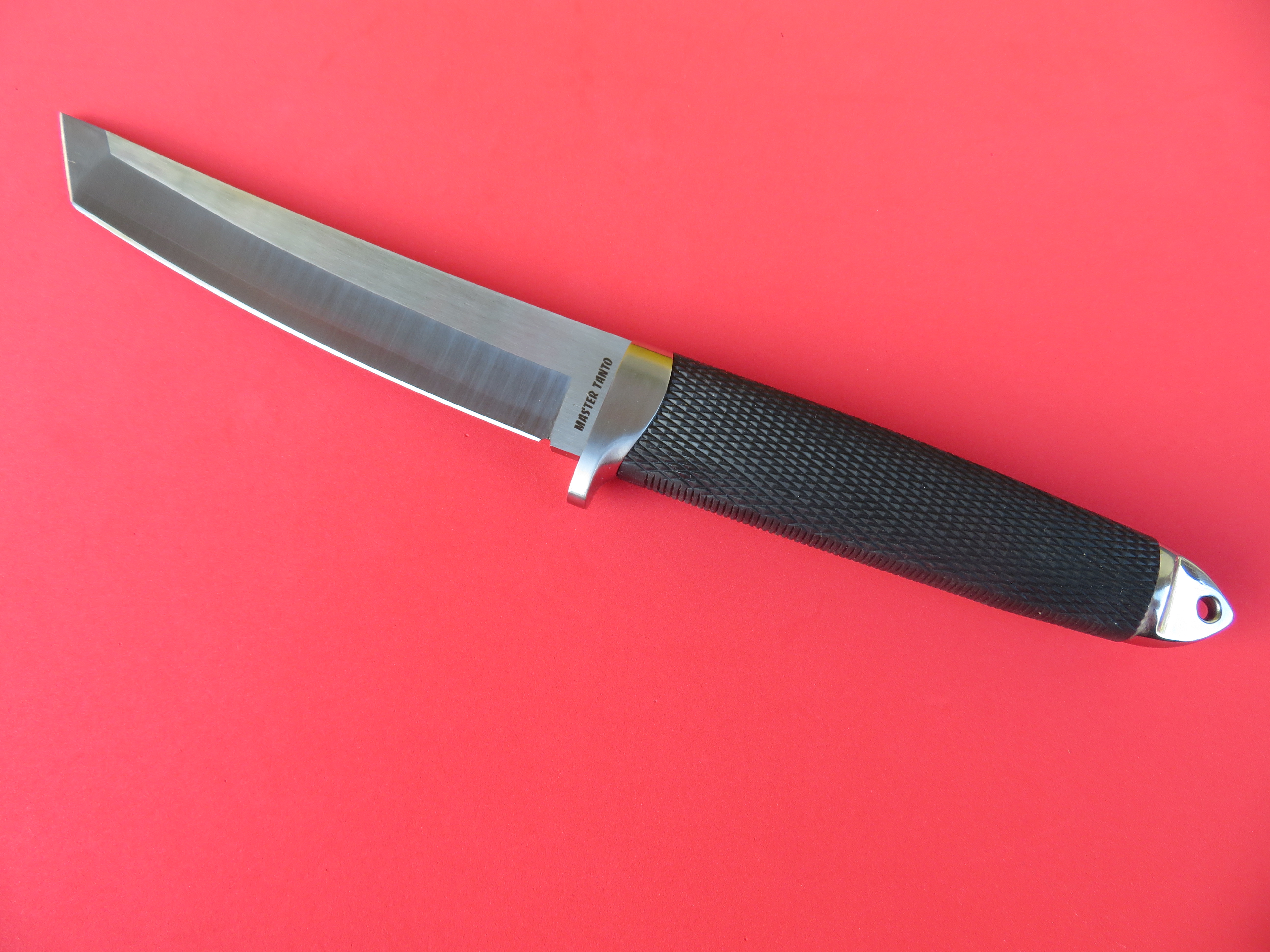 Na čepeli nože Mastr Tanto je patrná linka předělu mezi oběma vrstvami oceli.